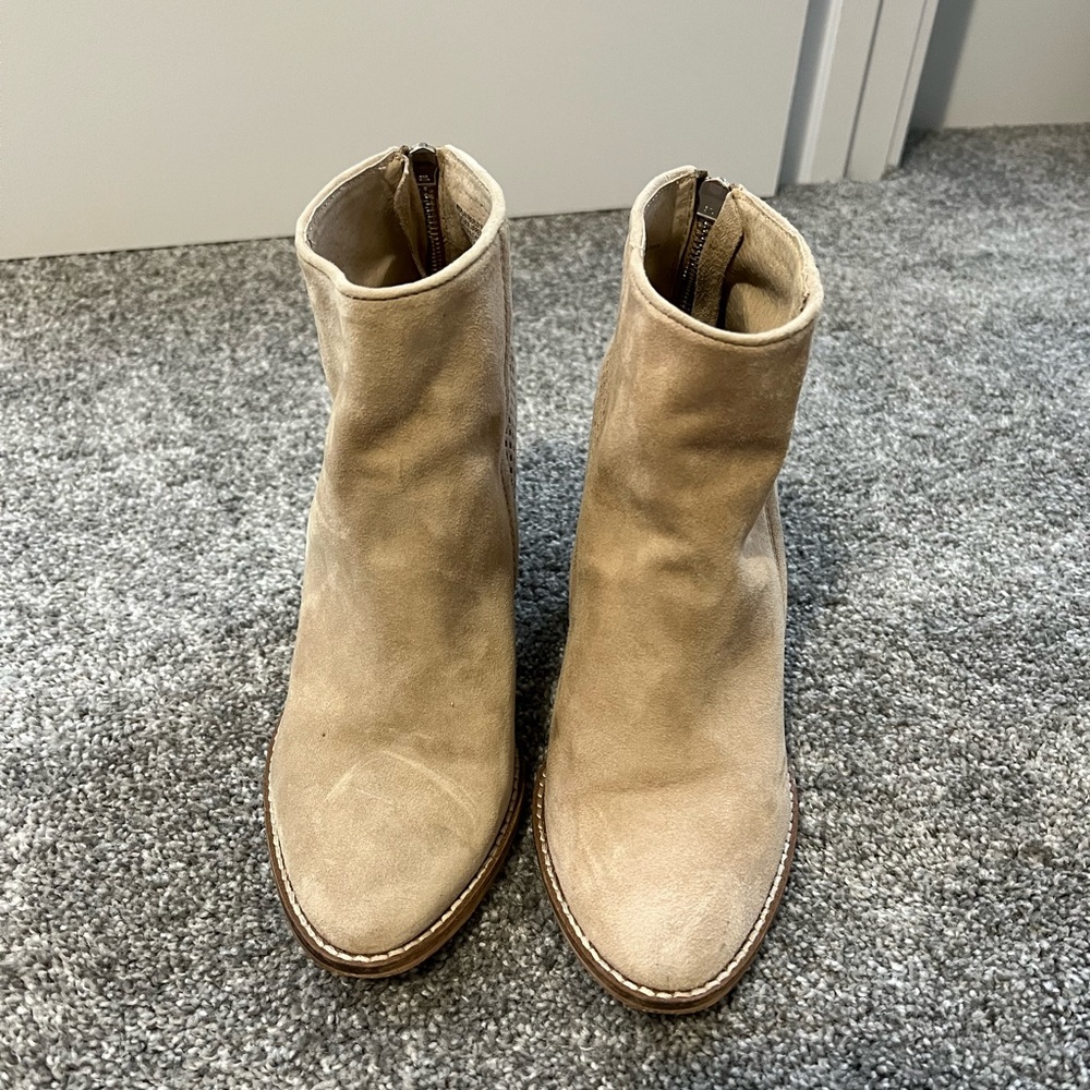 Steve Madden tan suede booties